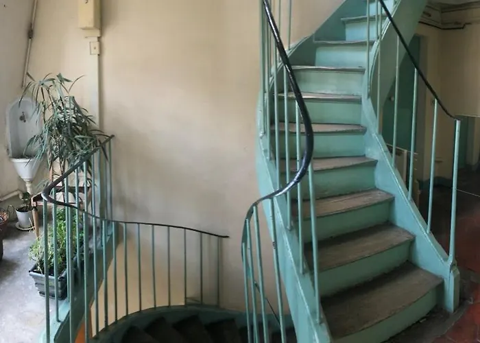 Light Filled Architects Nest Between Rooftops Париж