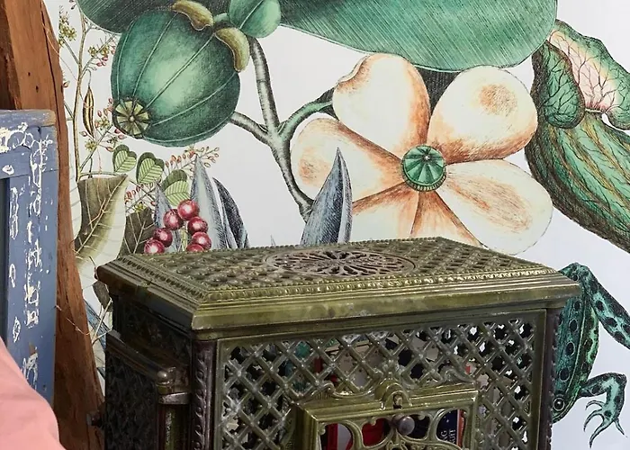 Апартаменты Light Filled Architects Nest Between Rooftops