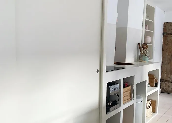 Light Filled Architects Nest Between Rooftops * Париж