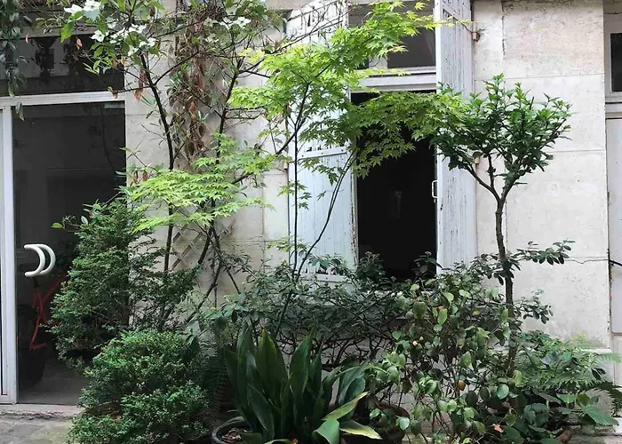 Light Filled Architects Nest Between Rooftops Parijs