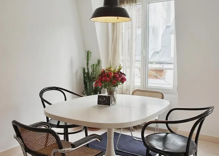 Light Filled Architects Nest Between Rooftops *