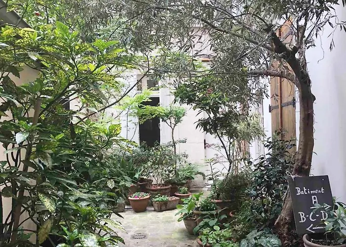 Light Filled Architects Nest Between Rooftops *