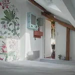 شقة Light Filled Architects Nest Between Rooftops *