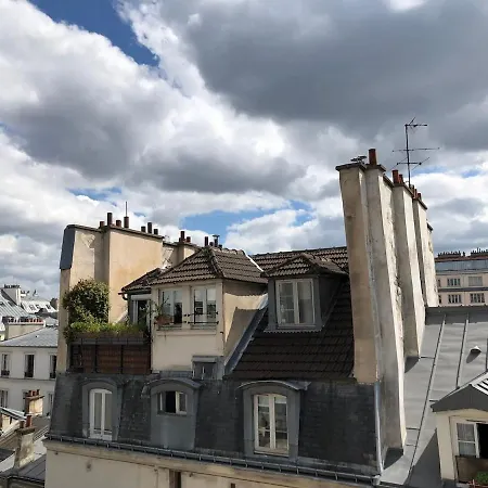 شقة Light Filled Architects Nest Between Rooftops باريس